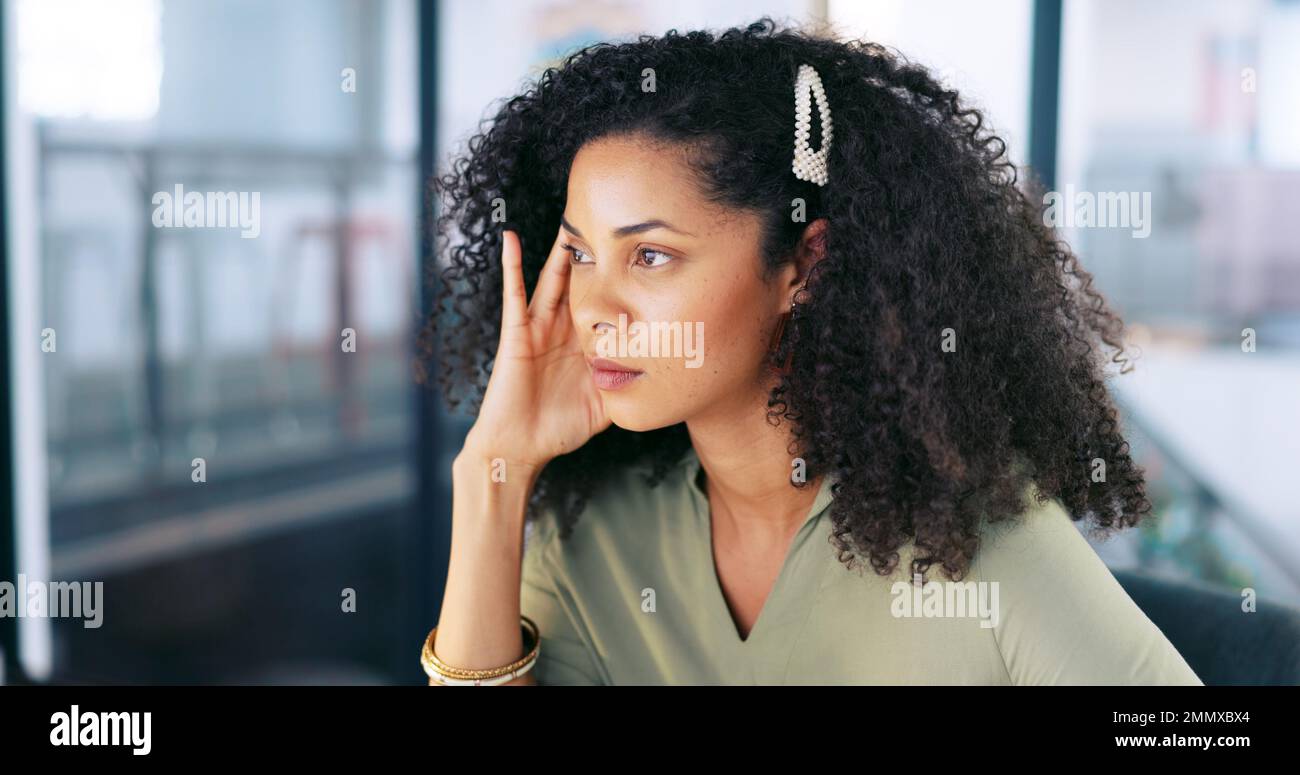 Stanco, massaggio e donna nera in ufficio con mal di testa pensando a stress, errore o fallimento. Tensione, ansia e burnout di ragazza sul posto di lavoro con Foto Stock