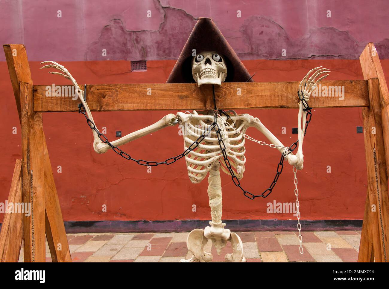 Divertente pirata scheletrica appesa all'esterno del negozio di antiquariato al Barras Market, Glasgow, Scozia. Foto Stock