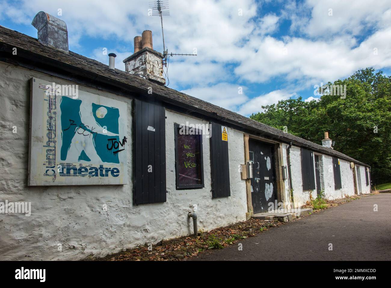 Ex Cumbernaul Cottage Theatre ora derelict, Cumbernauld House Park, North Lanarkshire, Scozia. Foto Stock