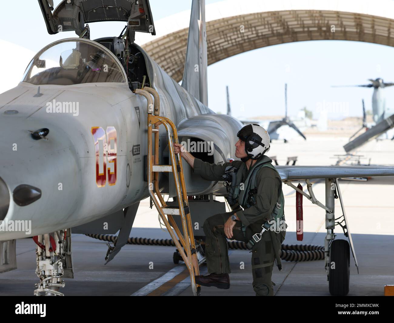 Benjamin Vanwingerden, pilota, Marine Fighter Training Squadron 401 (VMFT-401), Marine Aircraft Group 41 (MAG-41), 4th Marine Aircraft Wing (4th MAW), salta a bordo della sua F-5N Tiger II prima del decollo alla Marine Corps Air Station Yuma, Arizona, 23 settembre 2022. VMFT-401 è uno squadrone avversario della riserva del corpo dei Marine che rappresenta i nemici nelle battaglie aeree simulate contro gli aerei marini. Foto Stock