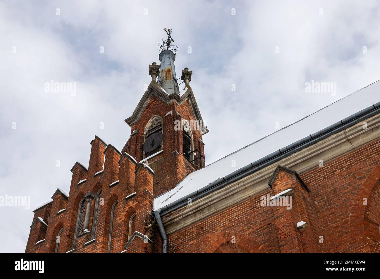 Un frammento della facciata di una storica chiesa neogotica. Foto Stock
