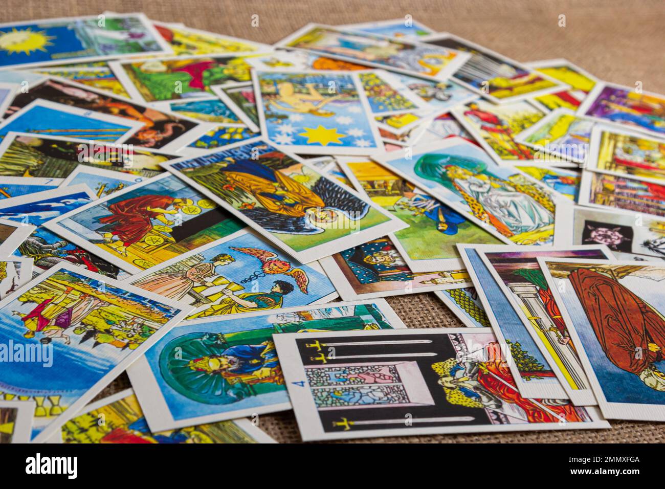 Sfondo con mucchio di carte tarocchi, il mazzo arcana maggiore. Fortuna che dice seance o rituale magico nero. Spaventate la vita ferma con occulto ed esoteri Foto Stock