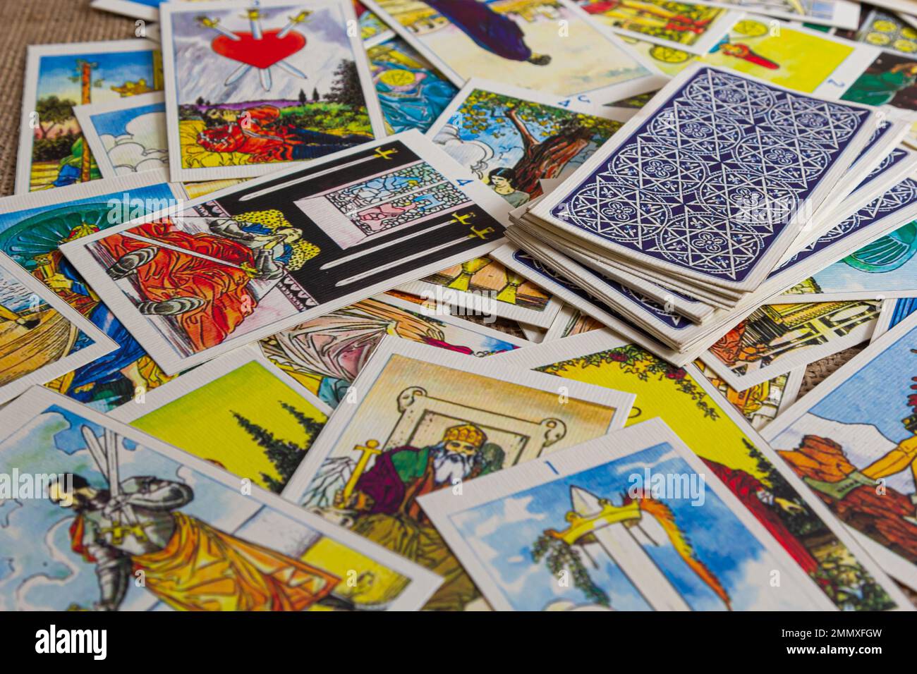 Sfondo con mucchio di carte tarocchi, il mazzo arcana maggiore. Fortuna che dice seance o rituale magico nero. Spaventate la vita ferma con occulto ed esoteri Foto Stock