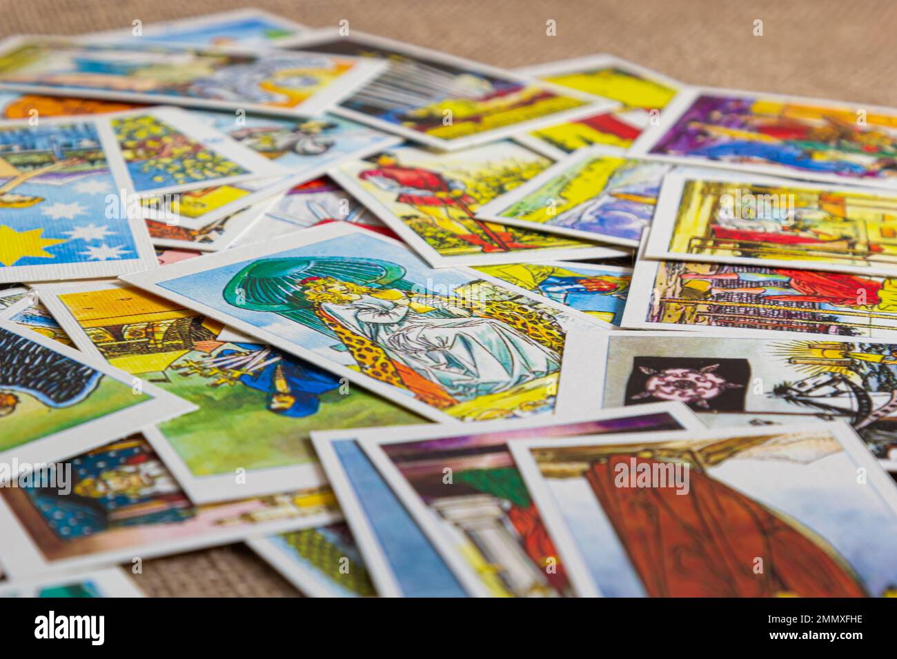 Sfondo con mucchio di carte tarocchi, il mazzo arcana maggiore. Fortuna che dice seance o rituale magico nero. Spaventate la vita ferma con occulto ed esoteri Foto Stock