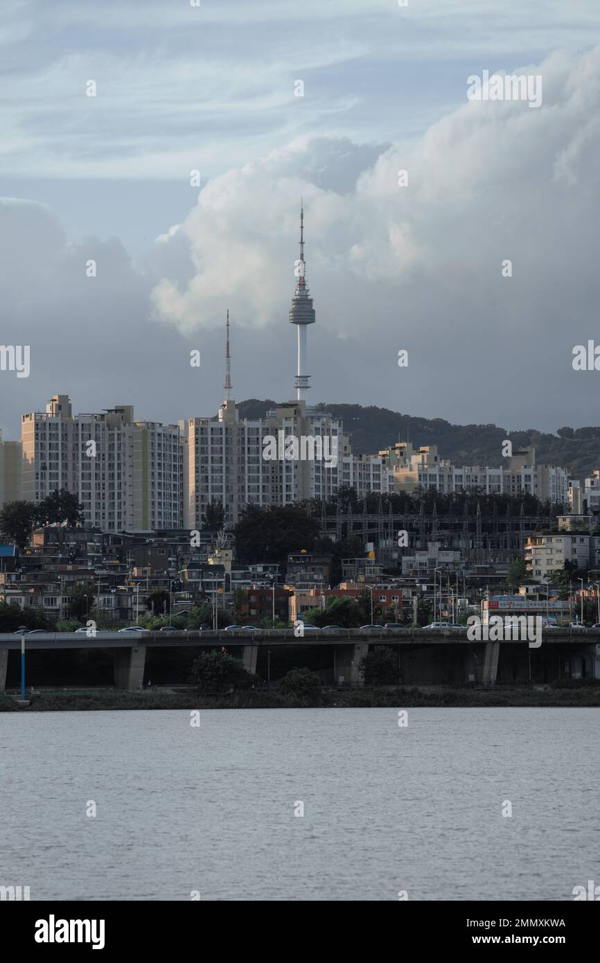 Vista della Torre Namsan dal Parco Hangang Foto Stock