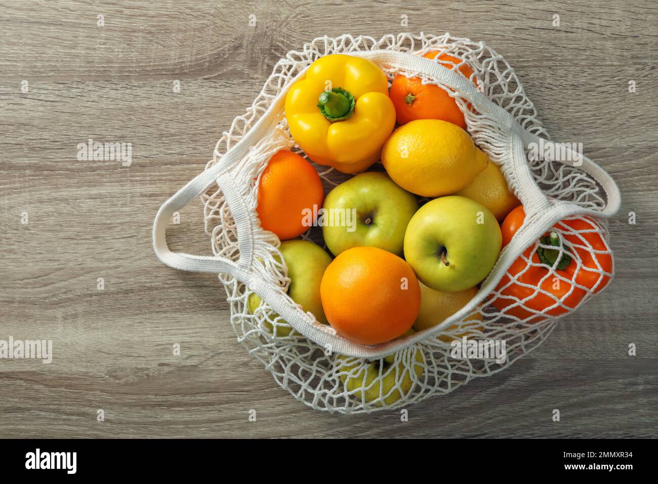 Borsa a rete con verdure e frutta su tavolo di legno, vista dall'alto Foto  stock - Alamy