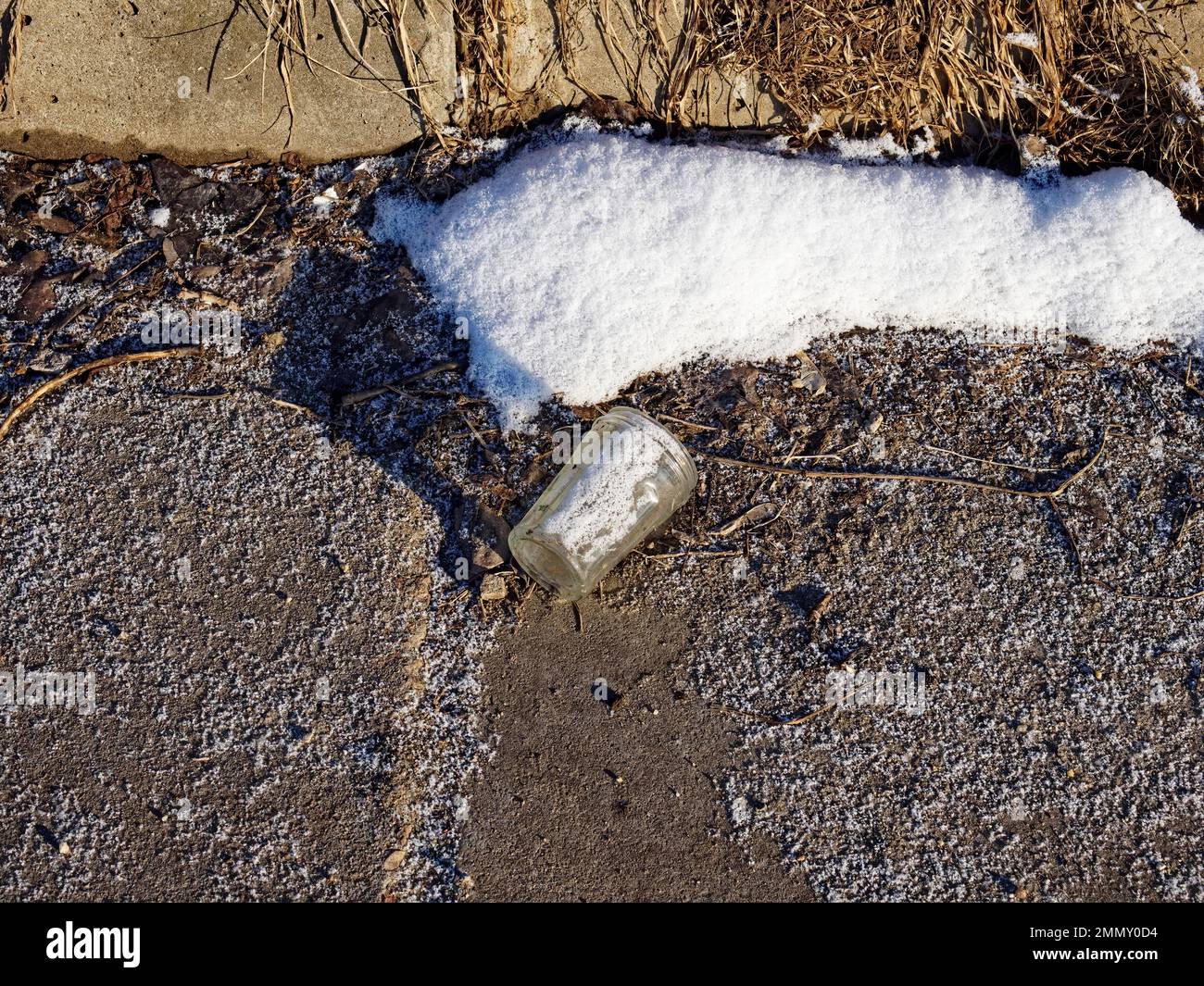 Vetro vuoto della vodka gettato nella neve, Mosca Foto Stock