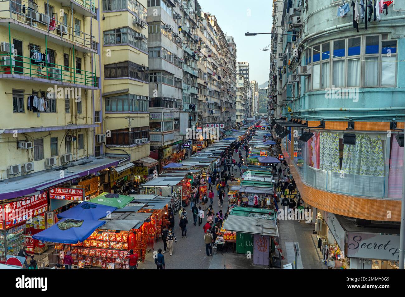 Hong Kong - Dicembre 2022 - Vista elevata del Mong Kok Market Foto Stock