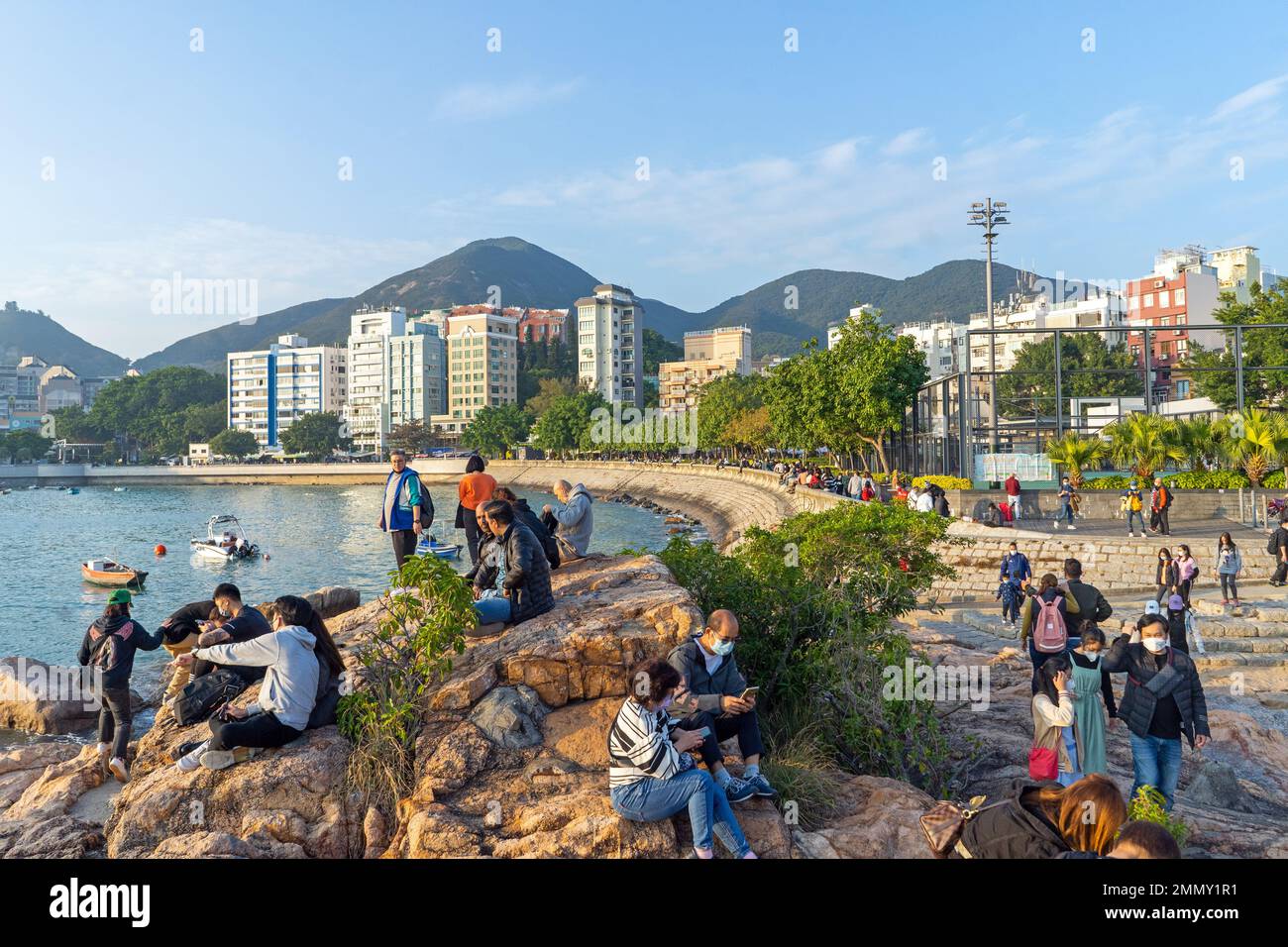Hong Kong - Dicembre 2022 - persone che si godono il tramonto sulla spiaggia principale di Stanley Foto Stock