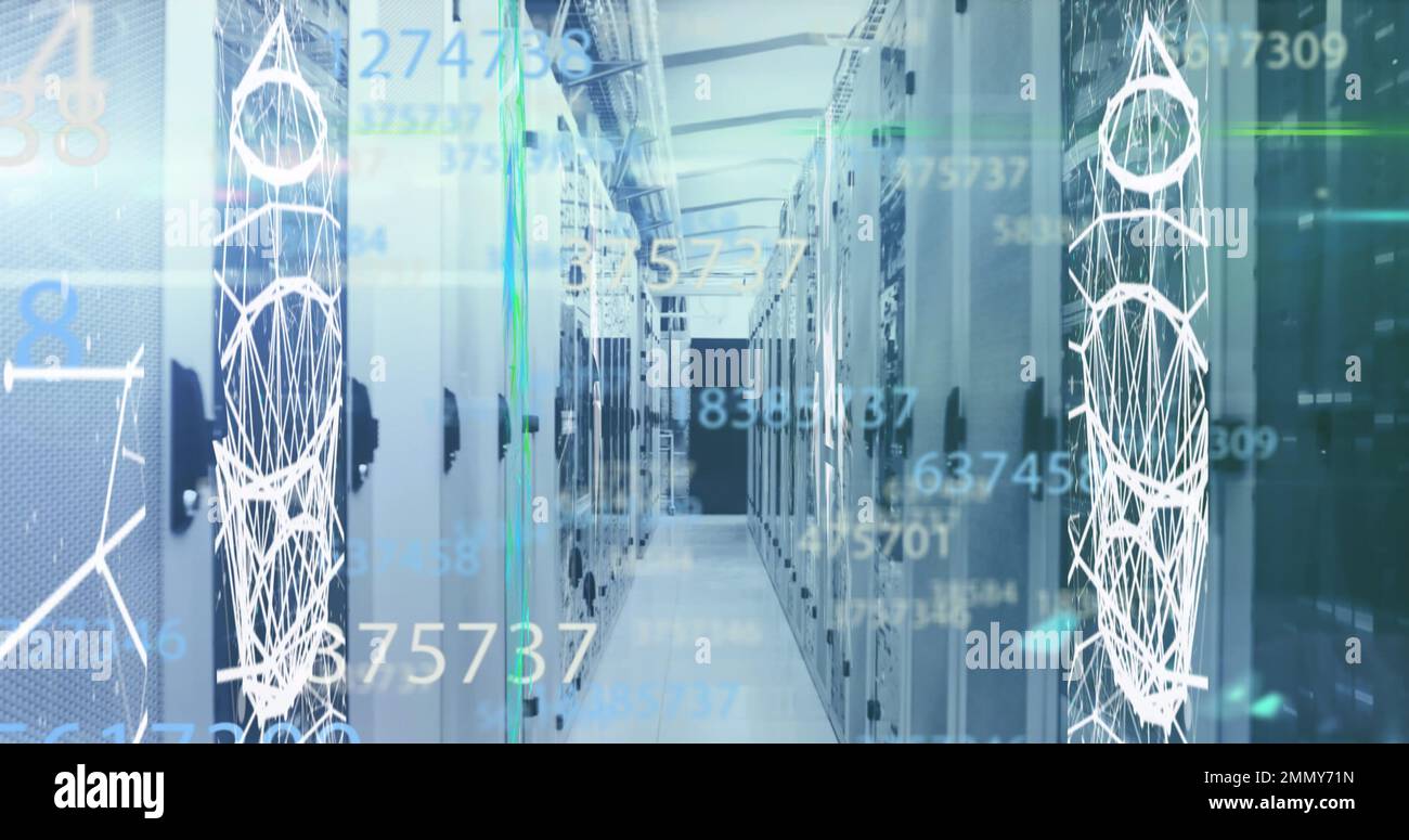 Composizione dei numeri e elaborazione dei dati su server di computer Foto Stock