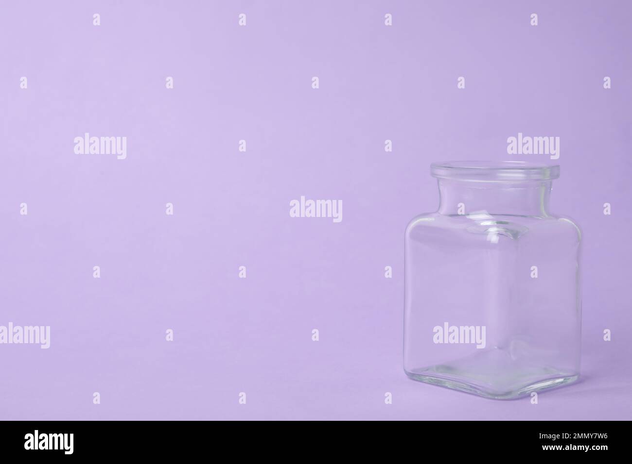 Aprire il vaso di vetro vuoto su sfondo lilla, spazio per il testo Foto Stock