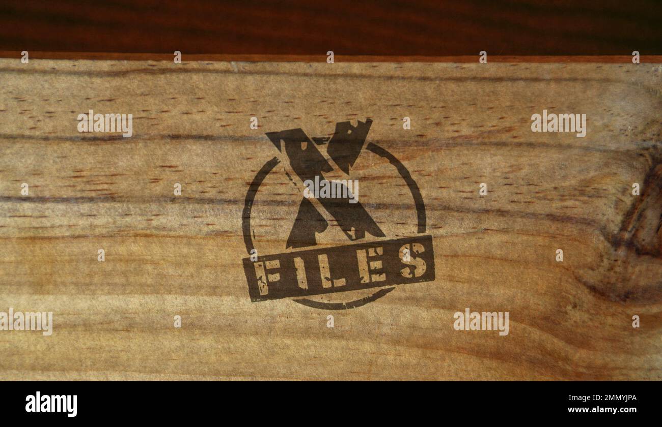X timbro lime stampato su scatola di legno. Mistero segreto di indagine e concetto di cospirazione. Foto Stock