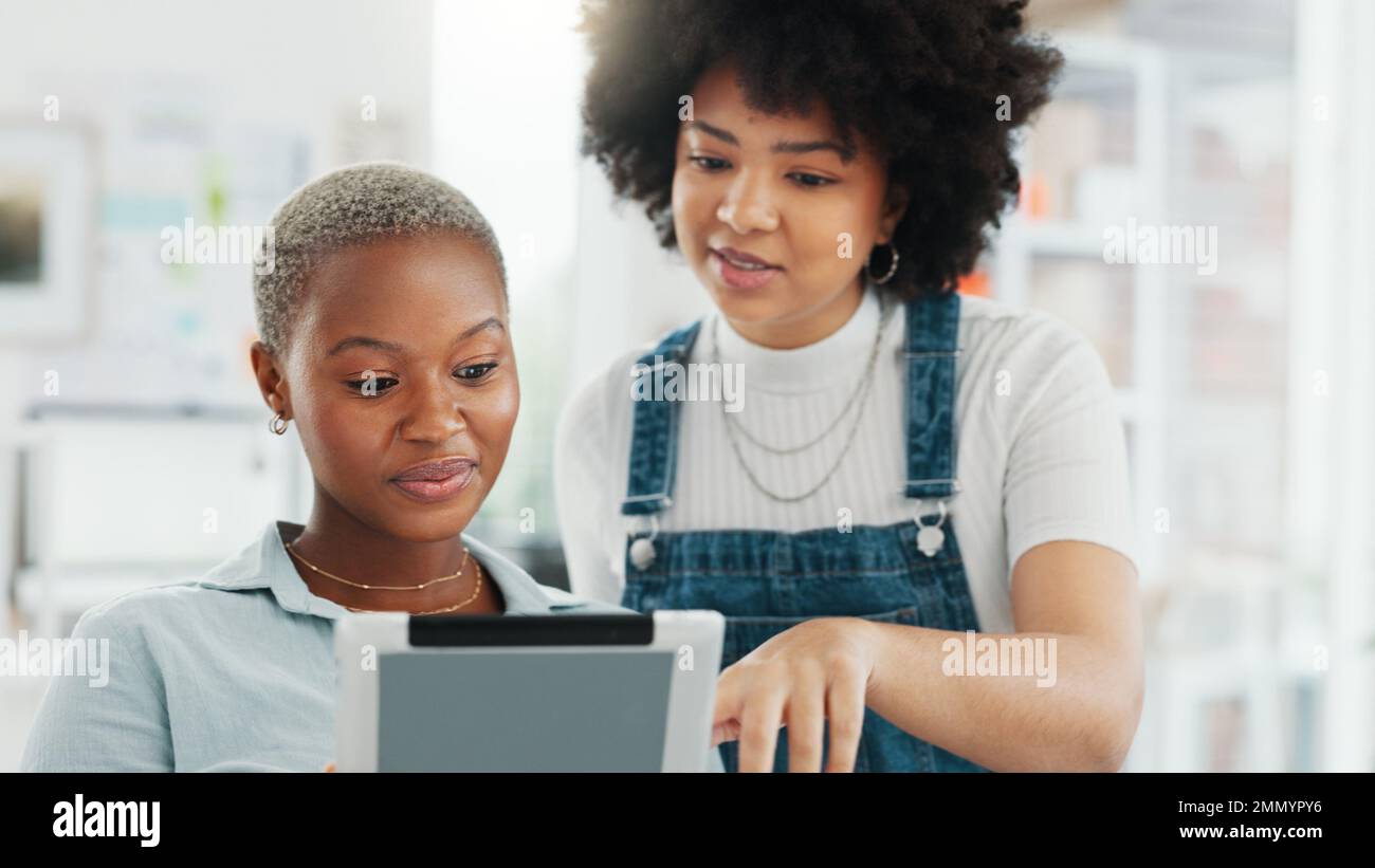 Tablet, lavoro di squadra e collaborazione con una donna designer e la sua assistente creativa che parla di un'idea in ufficio. Internet, tecnologia e. Foto Stock