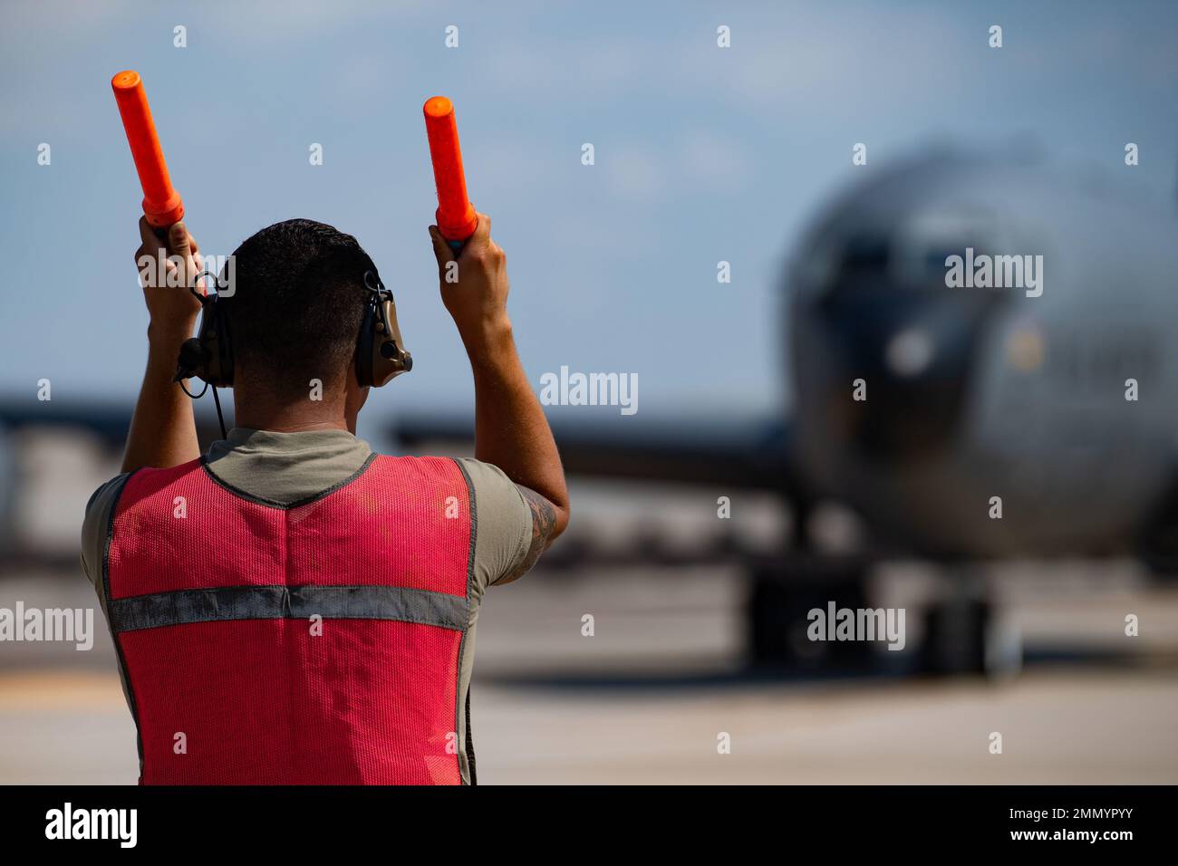 U.S. Air Force Airman 1st Class Francisco Garcia, 6th Aircraft Maintenance Squadron Crew Chief, marshalls a KC-135 Stratotanker Aircraft on MacDill Air Force base, Florida, 23 settembre 2022. I Marshallers sono allestiti in dispositivi di protezione progettati per mantenere la sicurezza personale mentre si è in volo. I dispositivi di protezione includono, ma non sono limitati a: Giubbotti riflettenti, protezioni per le orecchie e caschi. Foto Stock