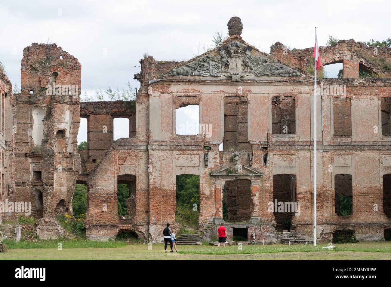 Rovine del tardo barocco Palazzo di Finckenstein a Kamieniec, in Polonia, costruito nel XVIII secolo per la nobile famiglia di Finck von Finckenstein, chiamata il Pr orientale Foto Stock