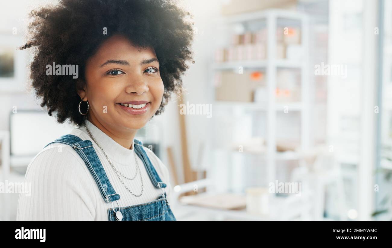 Ritratto del dipendente, felice business e donna nera con sorriso a startup pubblicità società con mock up. Faccia del lavoratore africano, del progettista o della ragazza Foto Stock