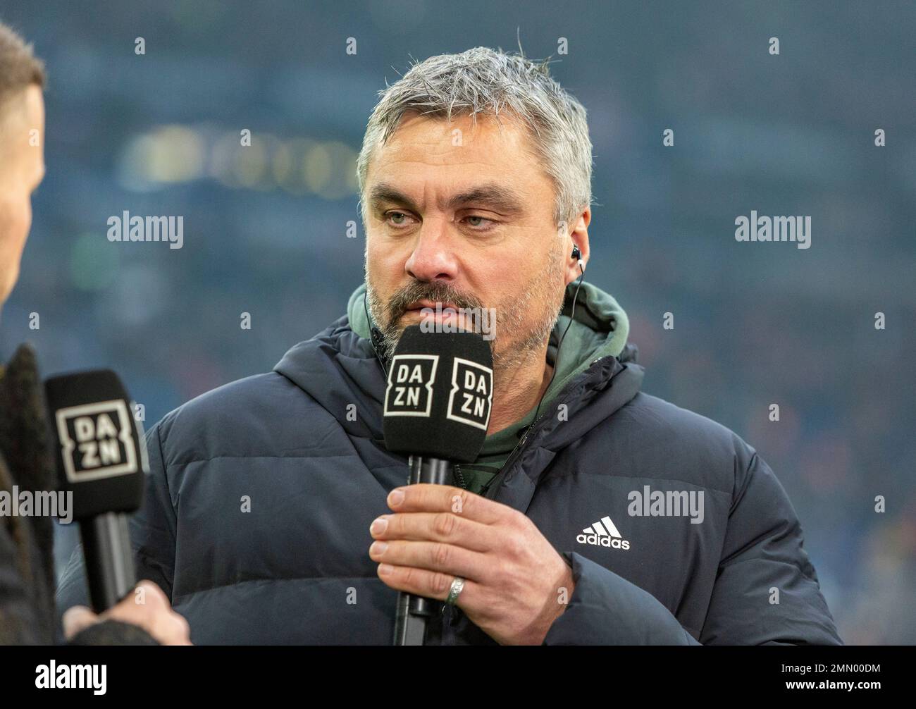 Sport, calcio, Bundesliga, 2022/2023, FC Schalke 04 contro 1. FC Koeln 0-0, Veltins Arena Gelsenkirchen, allenatore principale Thomas Reis (S04) intervistato dal canale televisivo DAZN, le NORMATIVE DFL VIETANO QUALSIASI USO DI FOTOGRAFIE COME SEQUENZE DI IMMAGINI E/O QUASI-VIDEO Foto Stock