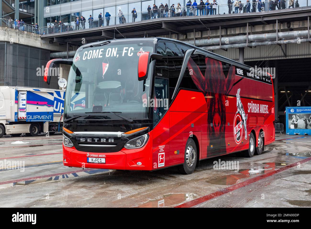 Sport, calcio, Bundesliga, 2022/2023, FC Schalke 04 contro 1. Le NORMATIVE FC Koeln 0-0, Veltins Arena Gelsenkirchen, team bus Colonia, DFL VIETANO L'USO DELLE FOTOGRAFIE COME SEQUENZE DI IMMAGINI E/O QUASI-VIDEO Foto Stock