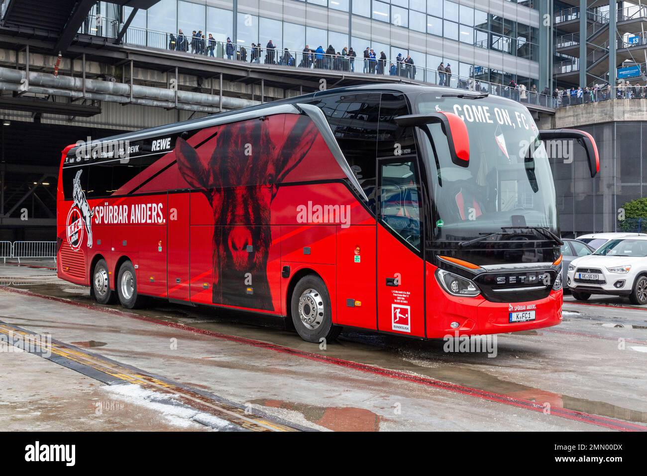 Sport, calcio, Bundesliga, 2022/2023, FC Schalke 04 contro 1. Le NORMATIVE FC Koeln 0-0, Veltins Arena Gelsenkirchen, team bus Colonia, DFL VIETANO L'USO DELLE FOTOGRAFIE COME SEQUENZE DI IMMAGINI E/O QUASI-VIDEO Foto Stock