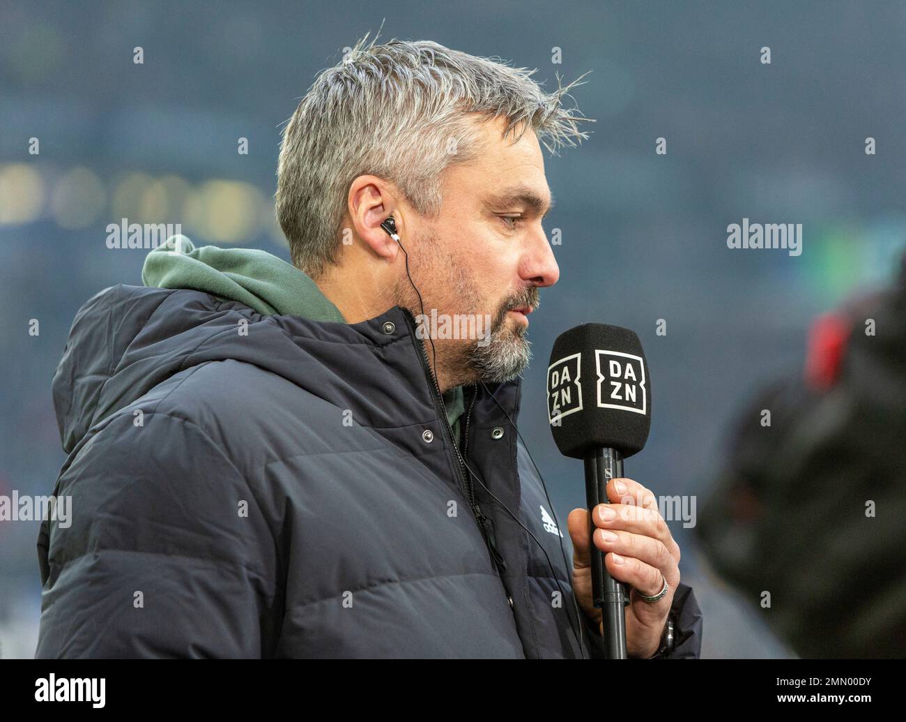 Sport, calcio, Bundesliga, 2022/2023, FC Schalke 04 contro 1. FC Koeln 0-0, Veltins Arena Gelsenkirchen, allenatore principale Thomas Reis (S04) intervistato dal canale televisivo DAZN, le NORMATIVE DFL VIETANO QUALSIASI USO DI FOTOGRAFIE COME SEQUENZE DI IMMAGINI E/O QUASI-VIDEO Foto Stock