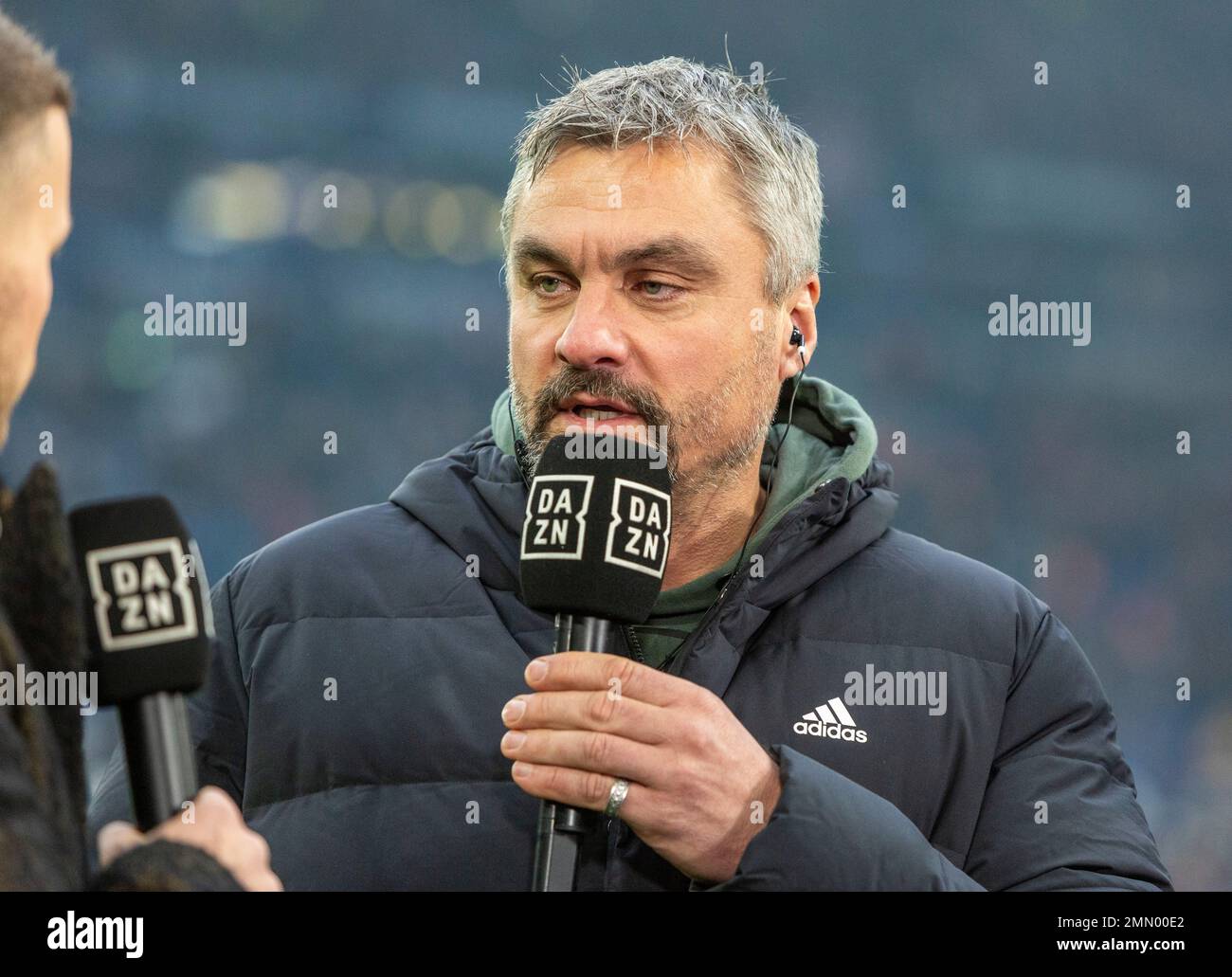 Sport, calcio, Bundesliga, 2022/2023, FC Schalke 04 contro 1. FC Koeln 0-0, Veltins Arena Gelsenkirchen, allenatore principale Thomas Reis (S04) intervistato dal canale televisivo DAZN, le NORMATIVE DFL VIETANO QUALSIASI USO DI FOTOGRAFIE COME SEQUENZE DI IMMAGINI E/O QUASI-VIDEO Foto Stock