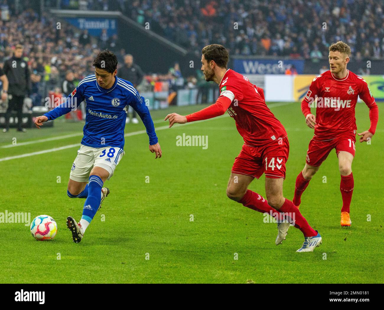 Sport, calcio, Bundesliga, 2022/2023, FC Schalke 04 contro 1. FC Koeln 0-0, Veltins Arena Gelsenkirchen, scena della partita, f.l.t.r. I REGOLAMENTI Soichiro Kozuki (S04), Jonas Hector (FCK), Florian Kainz (FCK), DFL VIETANO QUALSIASI USO DI FOTOGRAFIE COME SEQUENZE DI IMMAGINI E/O QUASI-VIDEO Foto Stock
