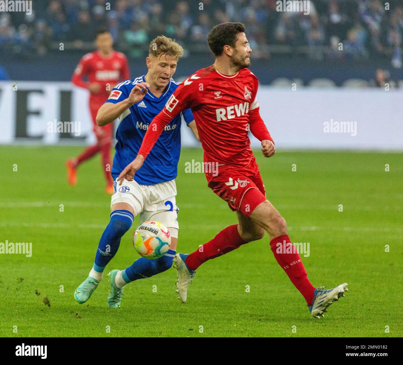 Sport, calcio, Bundesliga, 2022/2023, FC Schalke 04 contro 1. FC Koeln 0-0, Veltins Arena Gelsenkirchen, scena della partita, Tim Sharke (S04) a sinistra e Jonas Hector (FCK), i REGOLAMENTI DFL VIETANO QUALSIASI USO DI FOTOGRAFIE COME SEQUENZE DI IMMAGINI E/O QUASI-VIDEO Foto Stock