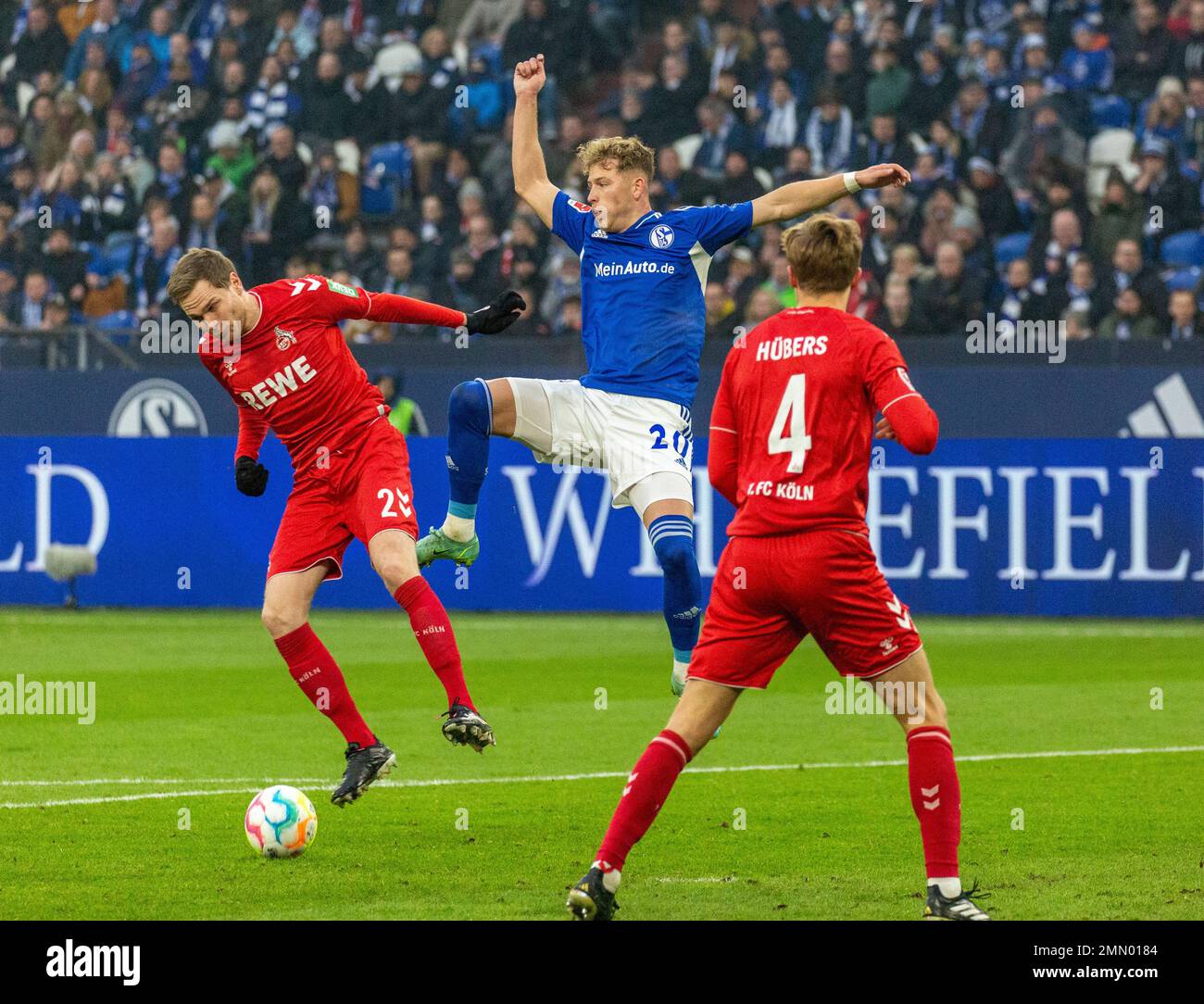 Sport, calcio, Bundesliga, 2022/2023, FC Schalke 04 contro 1. FC Koeln 0-0, Veltins Arena Gelsenkirchen, scena della partita, f.l.t.r. LE NORMATIVE di Beno Schmitz (FCK), Tim Sharke (S04), Timo Bernd Huebers (FCK), DFL VIETANO QUALSIASI USO DELLE FOTOGRAFIE COME SEQUENZE DI IMMAGINI E/O QUASI-VIDEO Foto Stock