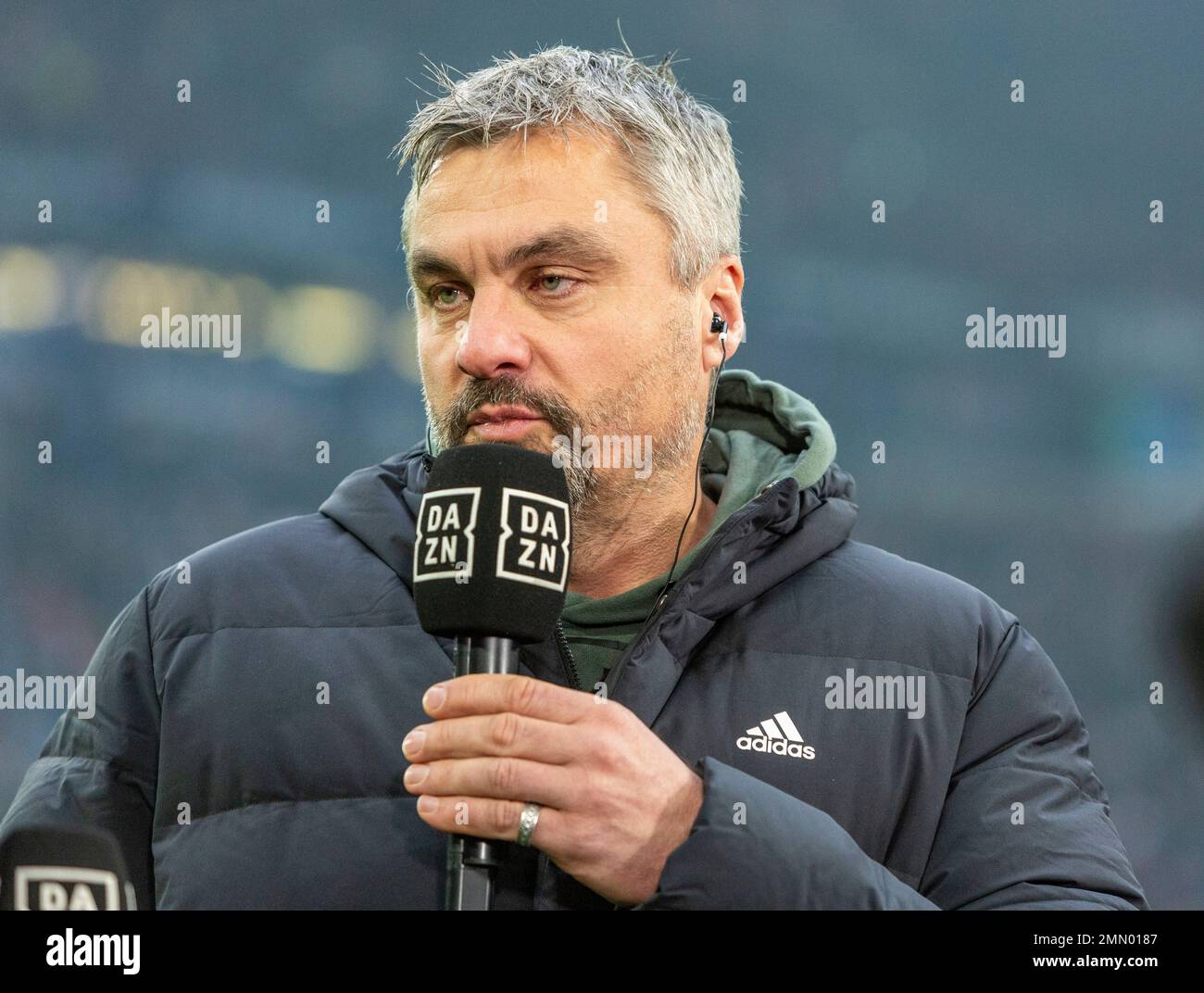 Sport, calcio, Bundesliga, 2022/2023, FC Schalke 04 contro 1. FC Koeln 0-0, Veltins Arena Gelsenkirchen, allenatore principale Thomas Reis (S04) intervistato dal canale televisivo DAZN, le NORMATIVE DFL VIETANO QUALSIASI USO DI FOTOGRAFIE COME SEQUENZE DI IMMAGINI E/O QUASI-VIDEO Foto Stock