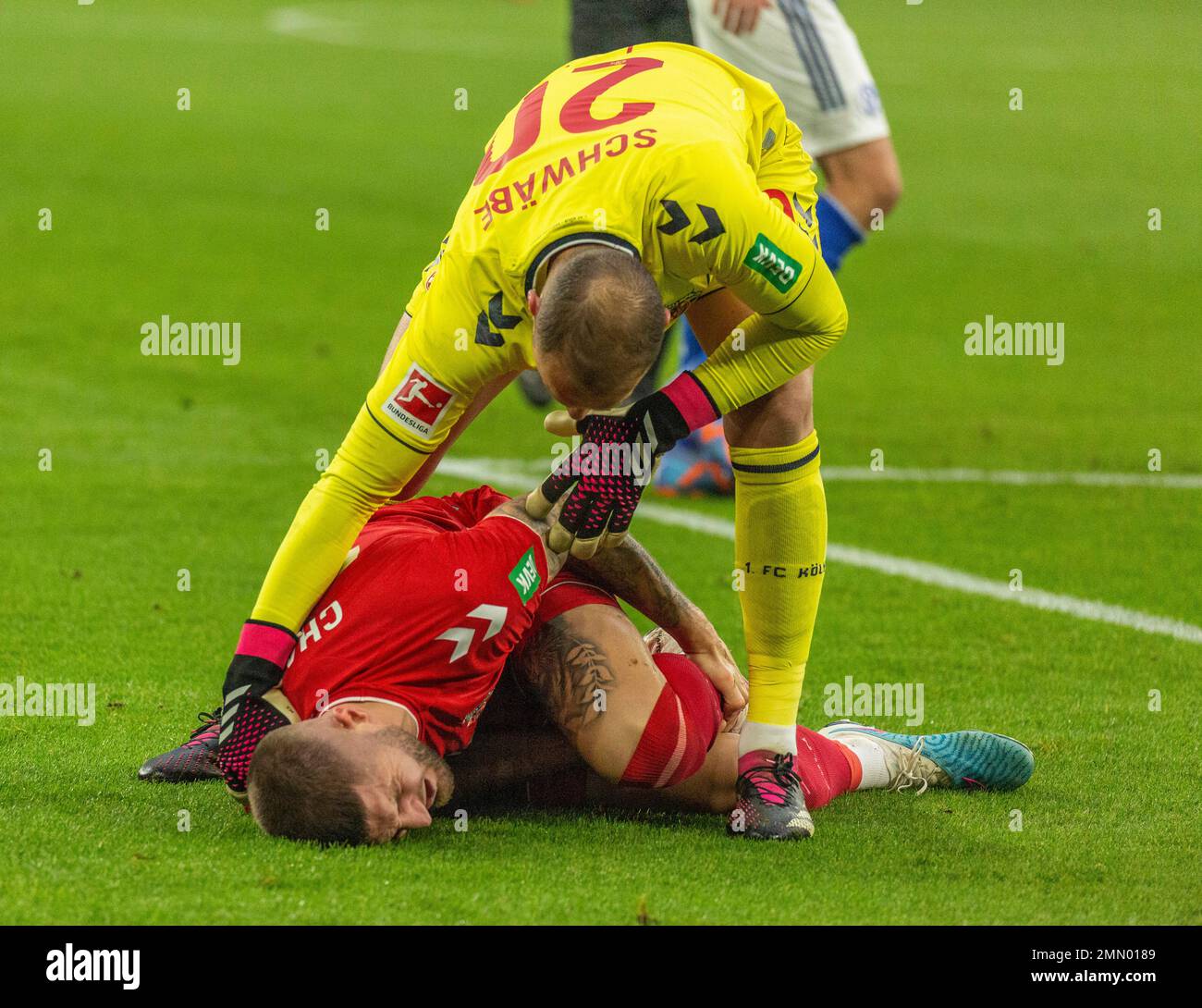 Sport, calcio, Bundesliga, 2022/2023, FC Schalke 04 contro 1. FC Koeln 0-0, Veltins Arena Gelsenkirchen, Julian Gaston Chabot (FCK) ferito aground, il custode Marvin Schwaebe (FCK) dà comfort, LE NORMATIVE DFL VIETANO QUALSIASI USO DI FOTOGRAFIE COME SEQUENZE DI IMMAGINI E/O QUASI-VIDEO Foto Stock