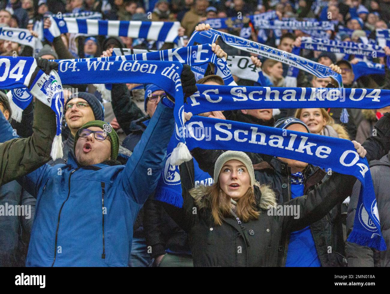 Sport, calcio, Bundesliga, 2022/2023, FC Schalke 04 contro 1. FC Koeln 0-0, Veltins Arena Gelsenkirchen, divertimento ed entusiasmo per i tifosi di calcio Schalke mostrare la loro sciarpa club e cantare la loro canzone club, i REGOLAMENTI DFL PROIBISCONO QUALSIASI USO DI FOTOGRAFIE COME SEQUENZE DI IMMAGINI E/O QUASI-VIDEO Foto Stock