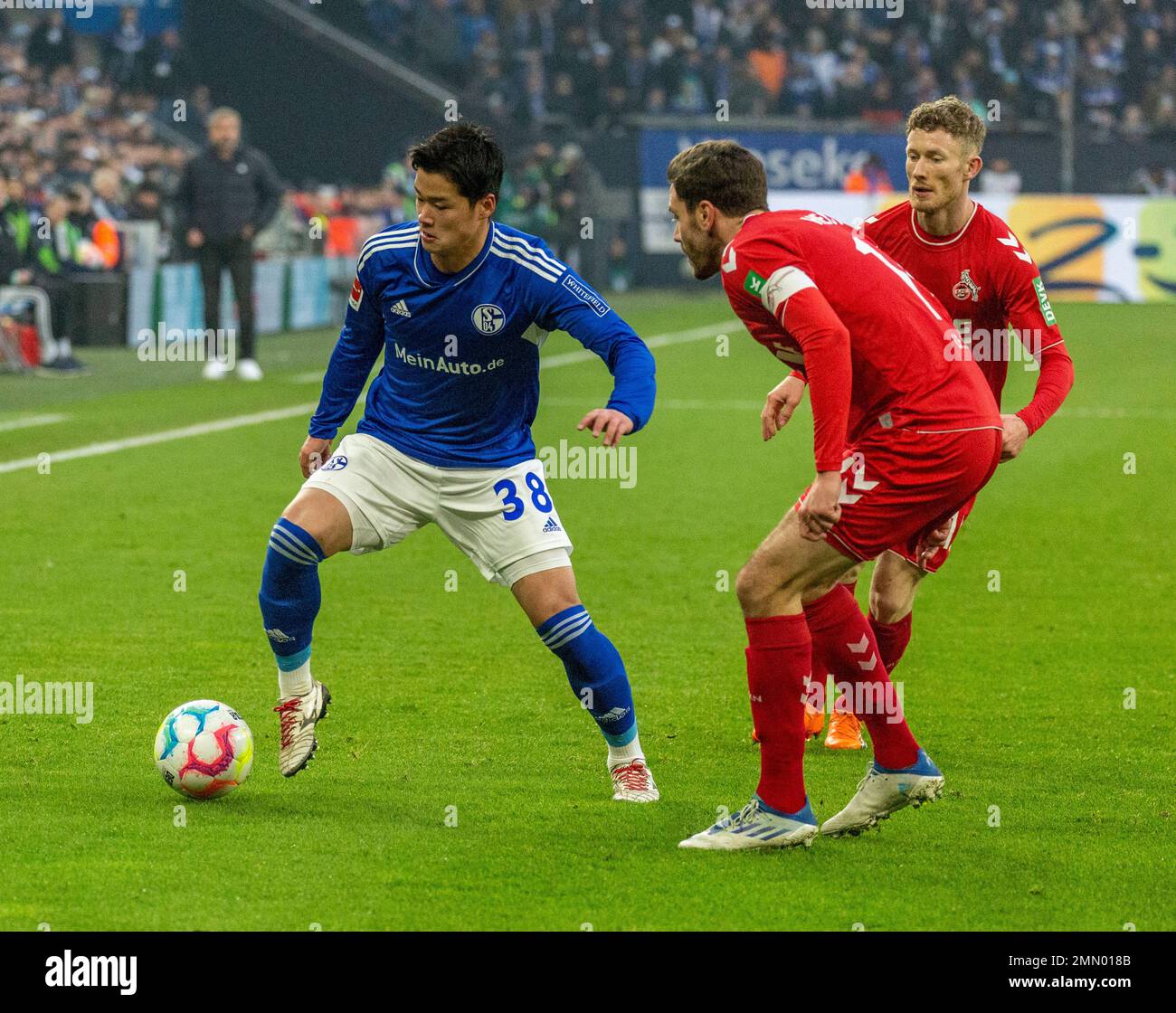 Sport, calcio, Bundesliga, 2022/2023, FC Schalke 04 contro 1. FC Koeln 0-0, Veltins Arena Gelsenkirchen, scena della partita, f.l.t.r. I REGOLAMENTI Soichiro Kozuki (S04), Jonas Hector (FCK), Florian Kainz (FCK), DFL VIETANO QUALSIASI USO DI FOTOGRAFIE COME SEQUENZE DI IMMAGINI E/O QUASI-VIDEO Foto Stock