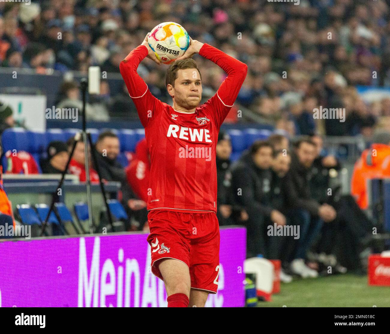 Sport, calcio, Bundesliga, 2022/2023, FC Schalke 04 contro 1. FC Koeln 0-0, Veltins Arena Gelsenkirchen, scena della partita, throw-in di Beno Schmitz (FCK), LE NORMATIVE DFL VIETANO QUALSIASI USO DI FOTOGRAFIE COME SEQUENZE DI IMMAGINI E/O QUASI-VIDEO Foto Stock