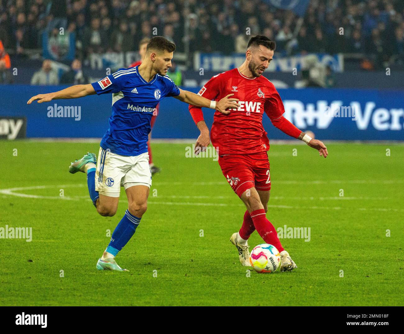 Sport, calcio, Bundesliga, 2022/2023, FC Schalke 04 contro 1. FC Koeln 0-0, Veltins Arena Gelsenkirchen, scena della partita, Tom Krauss (S04) a sinistra e Sargis ADAMYAN (FCK), LE NORMATIVE DFL VIETANO QUALSIASI USO DI FOTOGRAFIE COME SEQUENZE DI IMMAGINI E/O QUASI-VIDEO Foto Stock