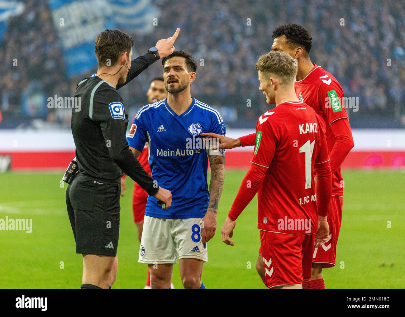 Sport, calcio, Bundesliga, 2022/2023, FC Schalke 04 contro 1. FC Koeln 0-0, Veltins Arena Gelsenkirchen, dispute, f.l.t.r. arbitro Dr. Matthias Joellenbeck, Danny Lanza (S04), Florian Kainz (FCK), DAVIE Selke (FCK) coperti, le NORMATIVE DFL VIETANO QUALSIASI USO DI FOTOGRAFIE COME SEQUENZE DI IMMAGINI E/O QUASI-VIDEO Foto Stock