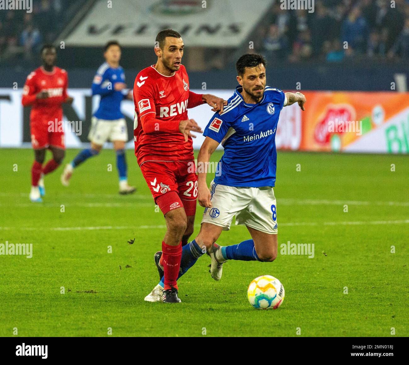 Sport, calcio, Bundesliga, 2022/2023, FC Schalke 04 contro 1. FC Koeln 0-0, Veltins Arena Gelsenkirchen, scena della partita, Ellyes Skhiri (FCK) a sinistra e Danny Lanza (S04), LE NORMATIVE DFL VIETANO QUALSIASI USO DI FOTOGRAFIE COME SEQUENZE DI IMMAGINI E/O QUASI-VIDEO Foto Stock