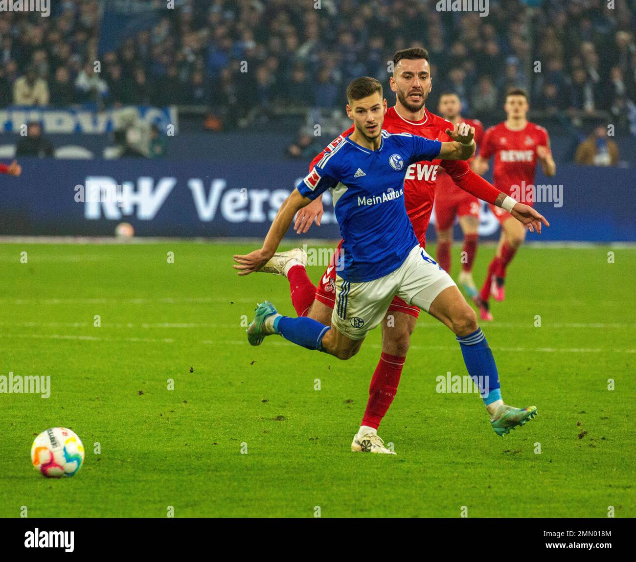 Sport, calcio, Bundesliga, 2022/2023, FC Schalke 04 contro 1. FC Koeln 0-0, Veltins Arena Gelsenkirchen, scena della partita, Tom Krauss (S04) a sinistra e Sargis ADAMYAN (FCK), LE NORMATIVE DFL VIETANO QUALSIASI USO DI FOTOGRAFIE COME SEQUENZE DI IMMAGINI E/O QUASI-VIDEO Foto Stock