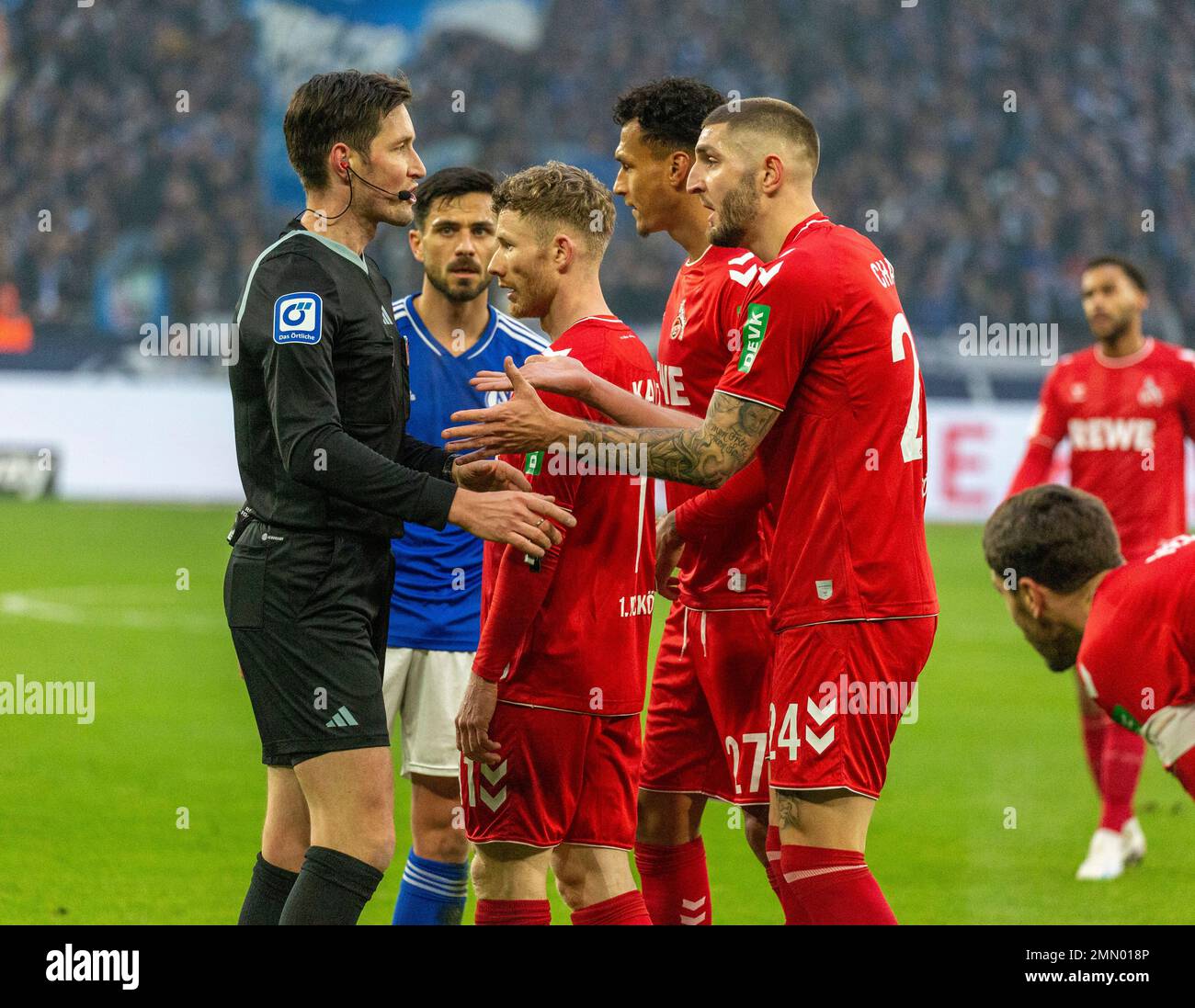 Sport, calcio, Bundesliga, 2022/2023, FC Schalke 04 contro 1. FC Koeln 0-0, Veltins Arena Gelsenkirchen, dispute, f.l.t.r. arbitro Dr. Matthias Joellenbeck, Danny Lanza (S04), Florian Kainz (FCK), DAVIE Selke (FCK), Julian Gaston Chabot (FCK), le NORMATIVE DFL VIETANO L'USO DELLE FOTOGRAFIE COME SEQUENZE DI IMMAGINI E/O QUASI VIDEO Foto Stock