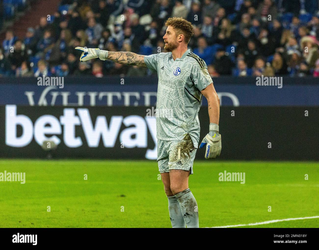 Sport, calcio, Bundesliga, 2022/2023, FC Schalke 04 contro 1. FC Koeln 0-0, Veltins Arena Gelsenkirchen, scena della partita, custode Ralf Faehrmann (S04), LE NORMATIVE DFL VIETANO QUALSIASI USO DI FOTOGRAFIE COME SEQUENZE DI IMMAGINI E/O QUASI-VIDEO Foto Stock