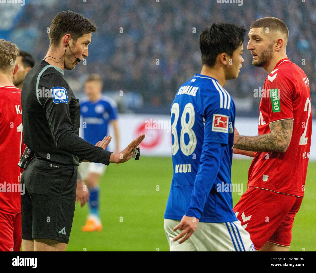 Sport, calcio, Bundesliga, 2022/2023, FC Schalke 04 contro 1. FC Koeln 0-0, Veltins Arena Gelsenkirchen, dispute, f.l.t.r. arbitro Dr. Matthias Joellenbeck, Soichiro Kozuki (S04), Julian Gaston Chabot (FCK), le NORMATIVE DFL VIETANO QUALSIASI USO DI FOTOGRAFIE COME SEQUENZE DI IMMAGINI E/O QUASI-VIDEO Foto Stock
