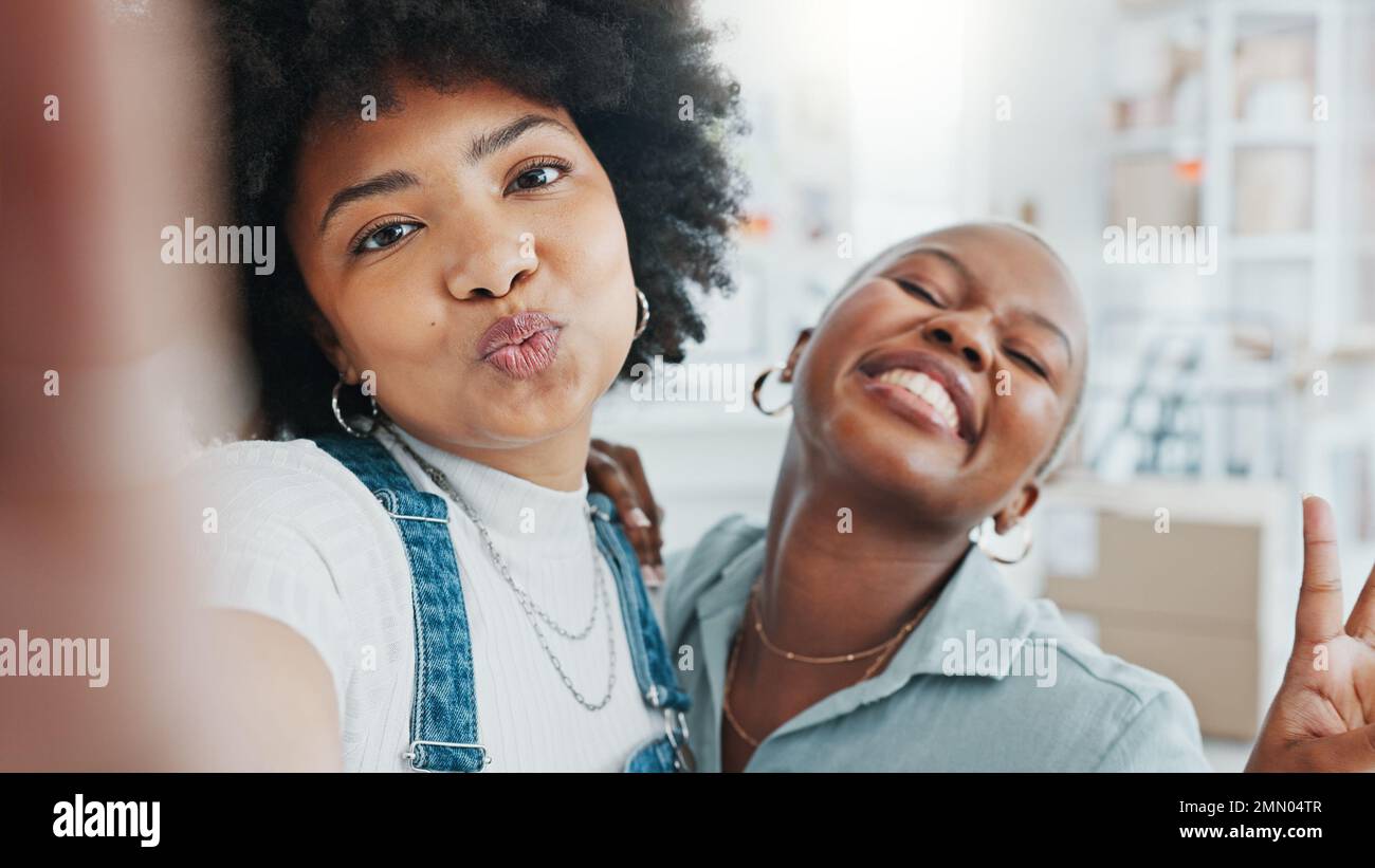 Amici, influencer e donne prendono un selfie per i post sui social media e condividono ricordi con i follower online. Influencer, felice e donna nera con un Foto Stock