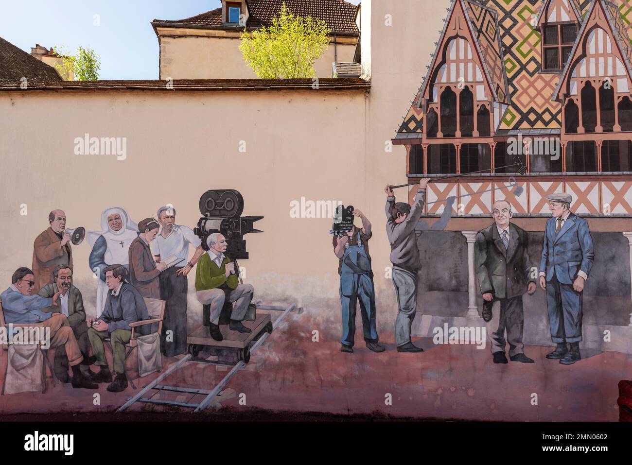 Francia, Cote d'Or, Beaune, fresco in omaggio alle riprese del film la Grande Vadrouille con Louis de Funes e Bourvil, opera di Patrick Bidaux Foto Stock