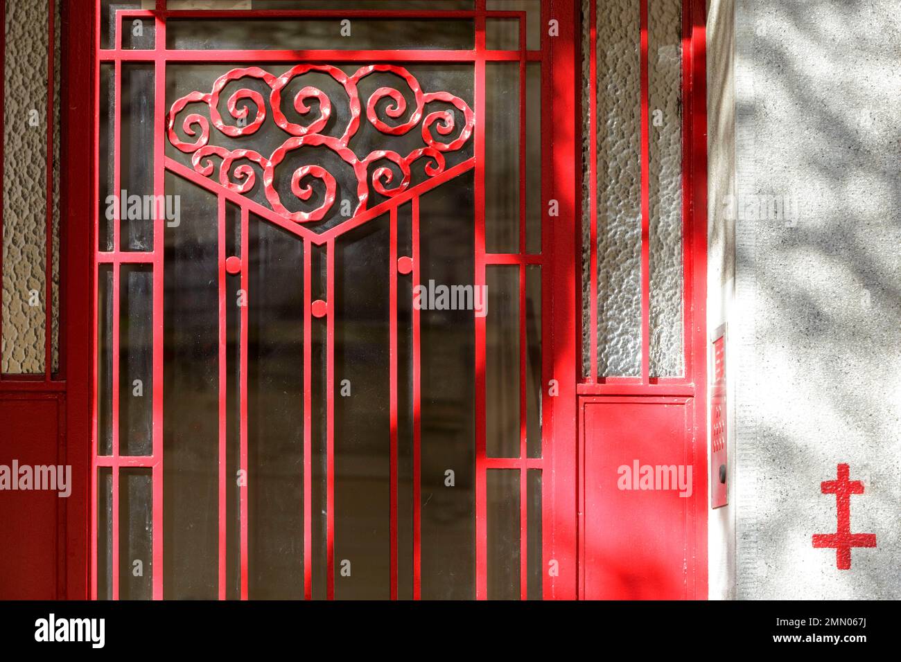 Francia, Meurthe et Moselle, Laxou, particolare della porta di un edificio in stile Art Deco situato Avenue Paul Déroulède Foto Stock