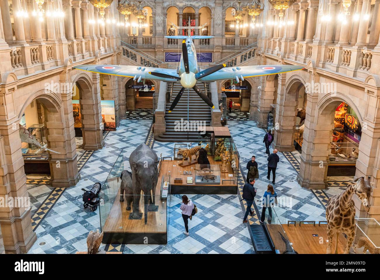 Royaume-uni, Ecosse, Glasgow, Kelvingrove Art Gallery and Museum, Spitfire MK21 LA198 Foto Stock