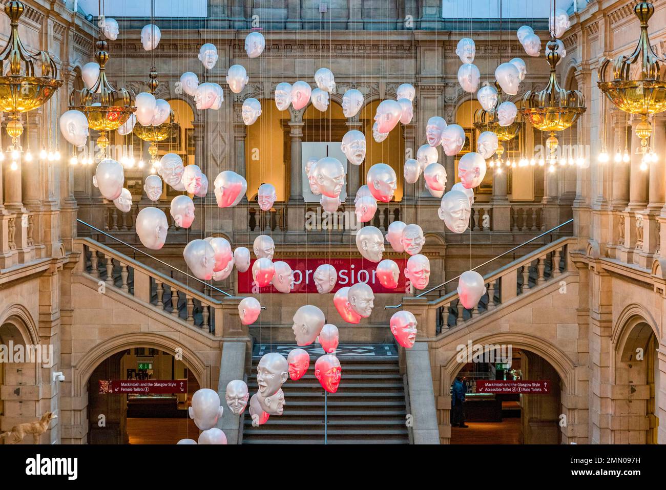 Royaume-uni, Ecosse, Glasgow, Kelvingrove Art Gallery and Museum, Floating Heads di Sophie Cave Foto Stock