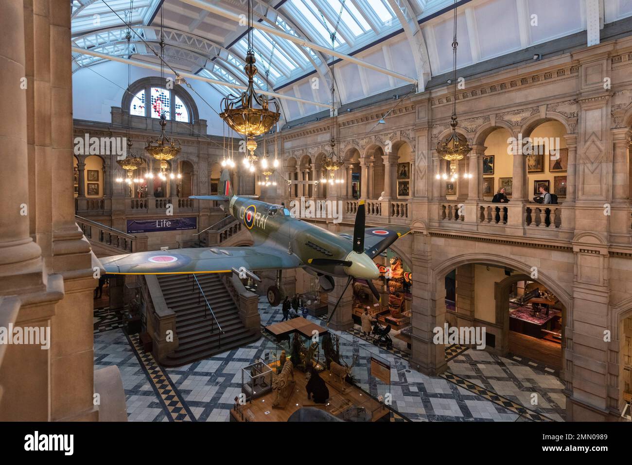Royaume-uni, Ecosse, Glasgow, Kelvingrove Art Gallery and Museum, Spitfire MK21 LA198 Foto Stock