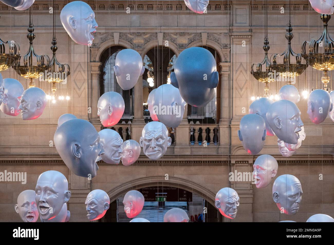 Royaume-uni, Ecosse, Glasgow, Kelvingrove Art Gallery and Museum, Floating Heads di Sophie Cave Foto Stock