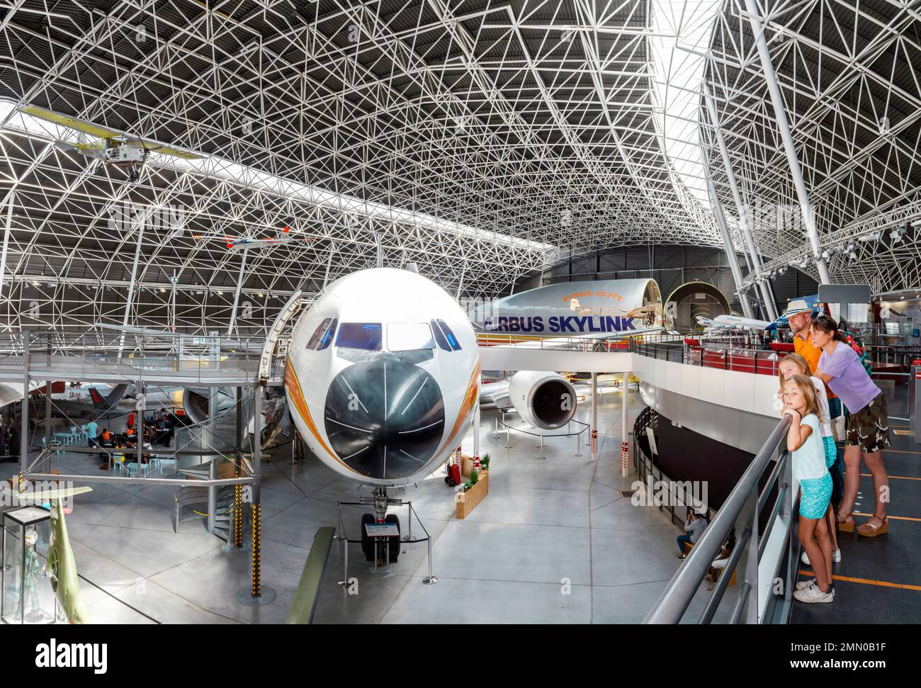 Francia, alta Garonna, Blagnac, Aeroscopia, famiglia di turisti in visita al museo Aeroscopia, dedicato alla storia dell'aviazione civile, in estate Foto Stock