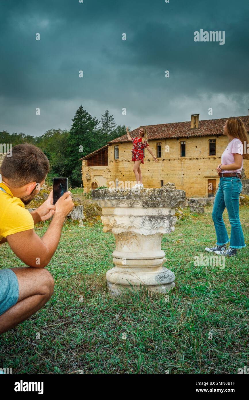 Francia, alta Garonna, Proupiary, Abbaye de Bonnefont, gruppo di 3 amici in visita i resti dell'abbazia in estate Foto Stock