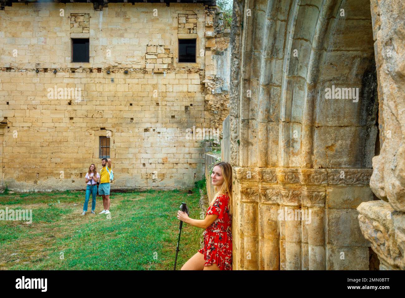 Francia, alta Garonna, Proupiary, Abbaye de Bonnefont, gruppo di 3 amici in visita i resti dell'abbazia in estate Foto Stock